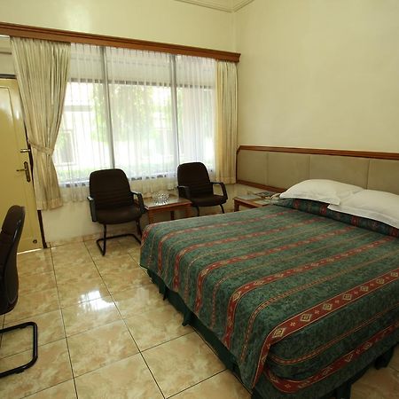 Langensari Hotel Cirebon Exterior foto
